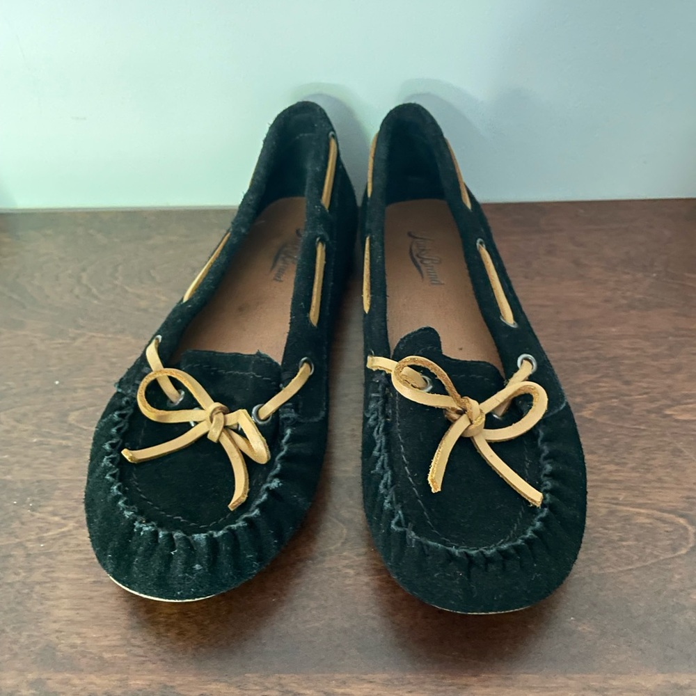 Minnetonka Black and Tan Moccasins with Classic Design
